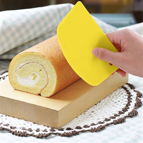 Plastic Scraper, Semi-Circular Dough Cutter, Easy Clean Kitchen Tool