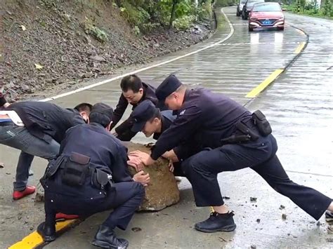 湖北襄阳市保康县多处山体滑坡，民警及时清除路面落石和障碍物车辆后坪镇省道