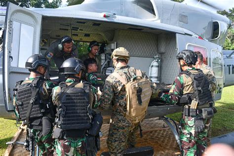 Prajurit Taifib Marinir Tni Al Dan Usmc Latihan Evakuasi Medis Udara