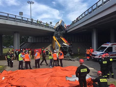 Warszawa Autobus miejski spadł na Wisłostradę z wiaduktu trasy S8