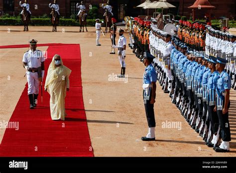 La Primera Ministra De Bangladesh Sheikh Hasina Inspecciona A Un