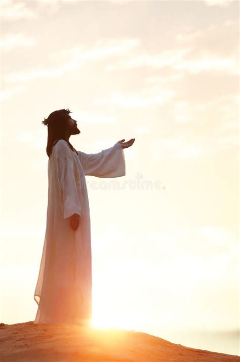 A Paixão E a Cruz De Jesus Christ Rezando Usando Uma Coroa De Espinhos