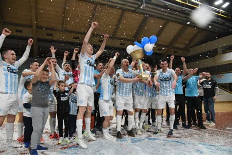 Futsal Mom Ad Rijeke E Usred Splita Podignuti Pokal Namijenjen