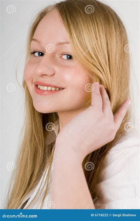 Fille Assez Blonde De Jeunes Photo Stock Image Du Verticale Sensualit