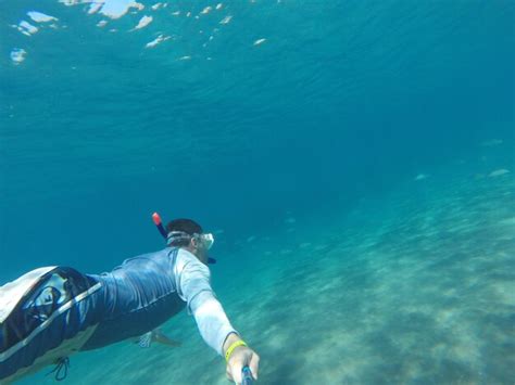 Retrato De Un Hombre Nadando Bajo El Mar Foto Premium