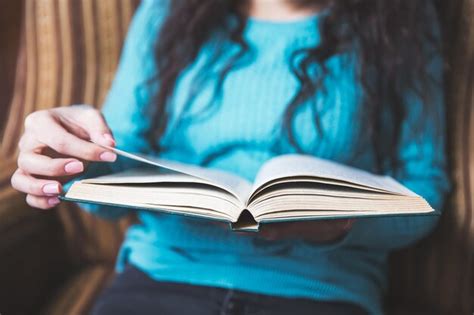 Mujer Leyendo El Libro Foto Premium