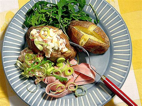 Bakad potatis med skinka och yoghurtsallad Recept från Köket se