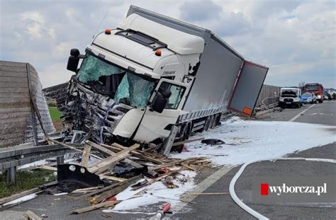 Wypadek na drodze S17 Zderzenie ciężarówki z busem