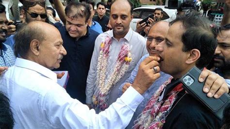 Ppp Sindh President Nisar Khuhro Presents Sweets To Mayor Elect Murtaza