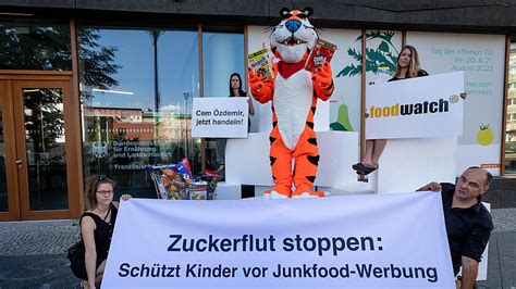 Kinder Berzuckerungstag Cem Zdemir Muss Junkfood Werbung Beschr Nken