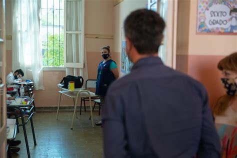 El ministro Dermechkoff continúa recorriendo las escuelas de la