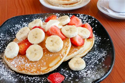 Hotcakes Con Fresas Y Pl Tano Caf De La Flor