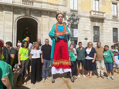 La Geganta Frida Celebra El Quart Aniversari Acompanyada De La Seva