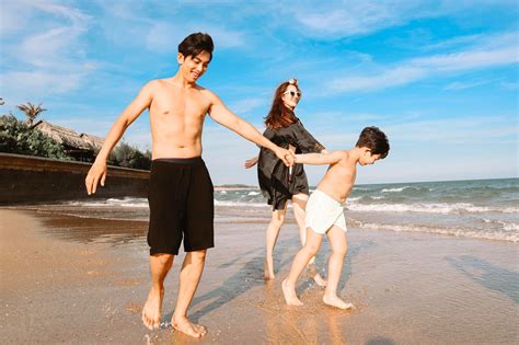 Khánh Thi diện bikini khoe thân hình chuẩn chỉnh dù đã là mẹ hai con