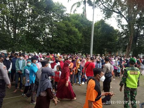 2 000 Warga Bojonegoro Antre Minyak Goreng Murah