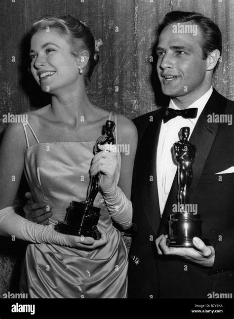 Cérémonie des Oscars de 1955 Marlon Brando receives an oscar as Best ...