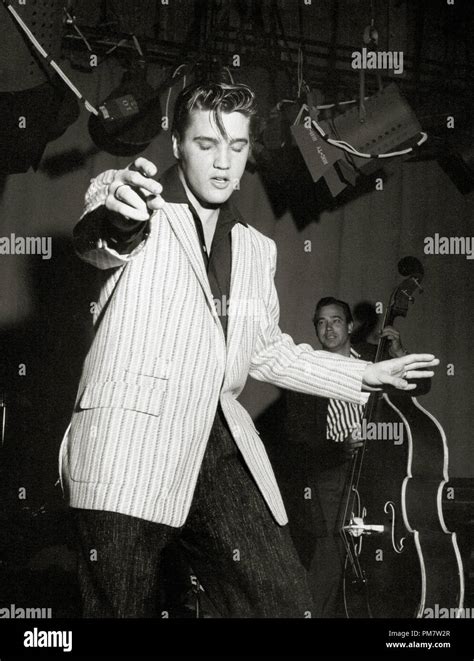 Elvis presley 1950s hi-res stock photography and images - Alamy