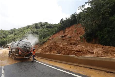 Busca por desaparecidos do deslizamento no Paraná chega ao 4º dia