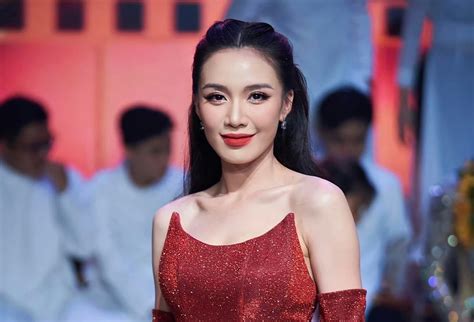 Hot girl bolero Tú Tri tái xuất gameshow sau khi chia tay chồng chuyển giới