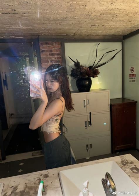 Con gái tuổi gây sốt của bom sex Châu Á Chung Lệ Đề Cao gần m gu thời trang cá tính