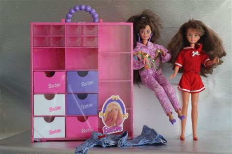 Barbie Kleiderschrank Und Zwei Barbies Catawiki