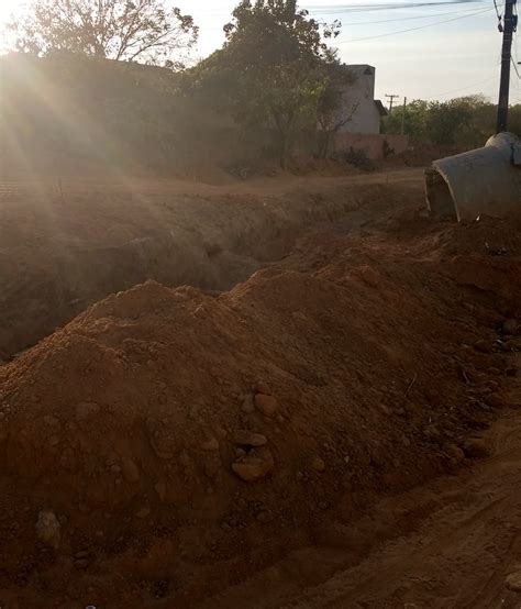 Moradores reclamam de lentidão em obras e valas abertas em frente a