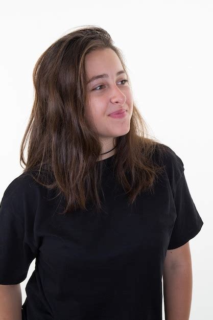 Retrato De Ni A Joven Mujer Feliz Sonriendo Y Pensando En Fondo Blanco