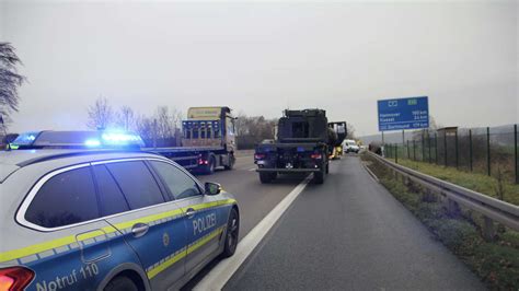 Unfall Auf A Multivan Kracht In Transporter Zwei Verletzte