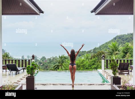 Ansicht der Rückseite des Mädchen im Bikini am Pool auf tropische Resort Stockfotografie Alamy