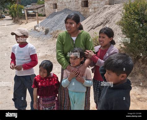 Guatemaltekische Familie Mit Zwei Kindern Fotos Und Bildmaterial In