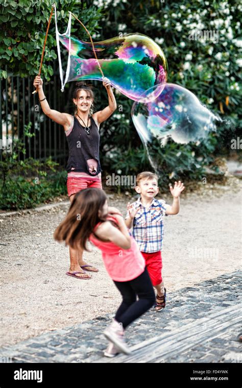 Peu D Enfants Qui Jouent Avec Des Bulles G Antes Dans Les Rues D