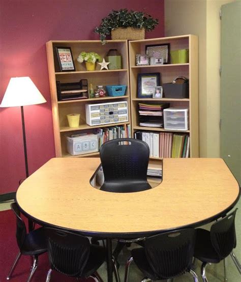 Great Classroom Set Up Love This Guided Readingteacher Desk Area With The Bookshelves As Sto