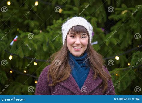 Sonrisa Feliz Y Rbol De Navidad De La Mujer Detr S Imagen De Archivo