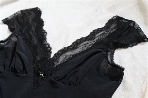 Une Fille Pas Parisienne Pull Ajour Et Lingerie Glamuse Pour Un Look Sexy F Minin