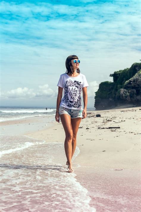 Seksowna Młoda Kobieta Bez Stanika Na Tropikalnej Plaży Bali Wyspa Bikini Dziewczyny Wolności