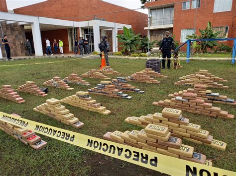 Polic A Hall Una Tonelada De Coca Na Y A Tres Personas En Doble Fondo