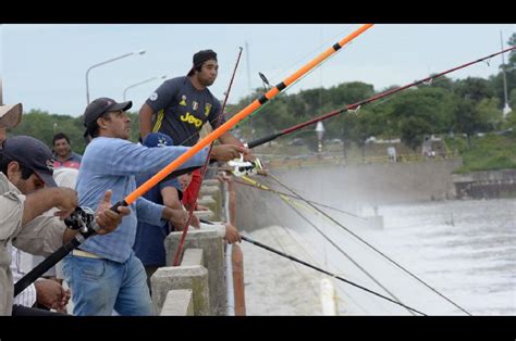 La crecida arrastra una gran cantidad de peces lo que alentó a decenas