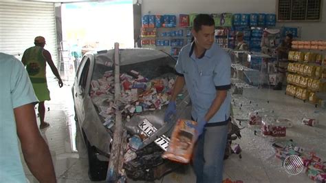 Carro desgovernado invade farmácia e atropela ciclista em Juazeiro no