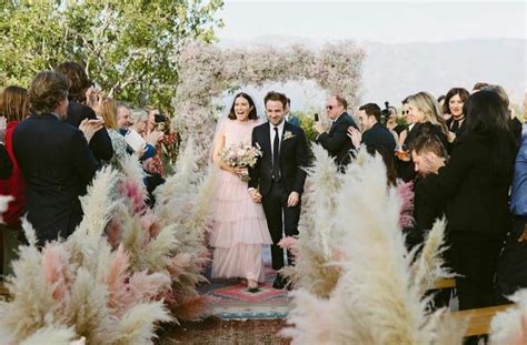 Menikah Mandy Moore Cantik Dengan Gaun Pengantin Nuansa Pink