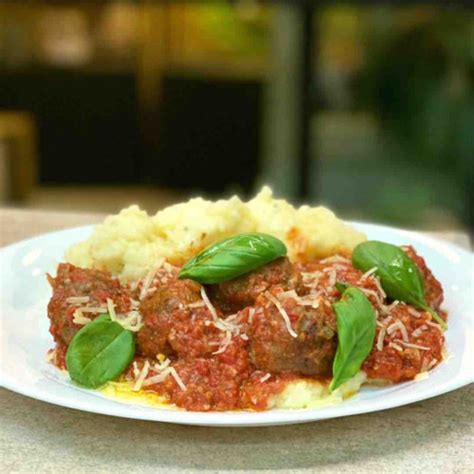 ALBÓNDIGAS CON PURÉ DE PAPA Cocineros Argentinos