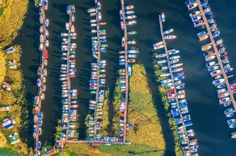 Vista aérea de iates e barcos coloridos no mar ao pôr do sol no verão