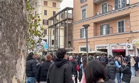 Lazio La Carica Dei Tifosi A Ponte Milvio