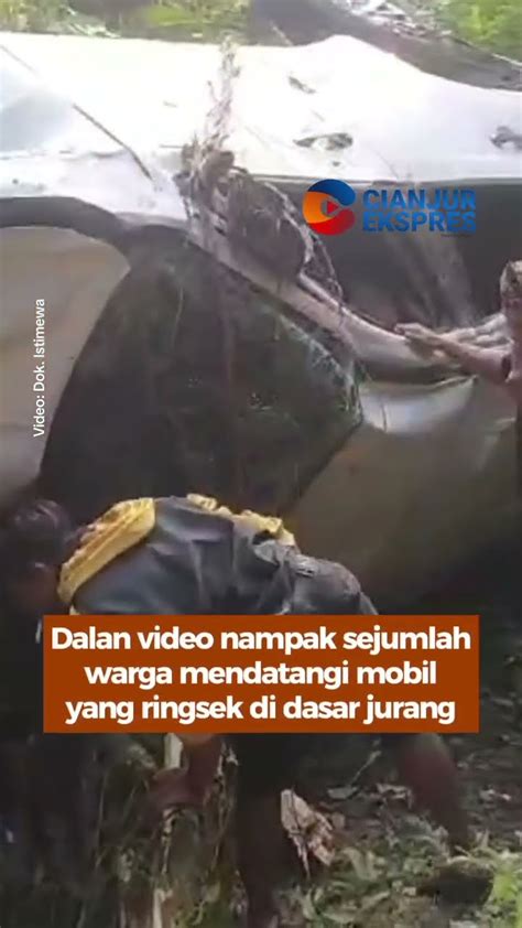 Sebuah Mobil Terjun Ke Jurang Sedalam Meter Di Cibinong Mobil