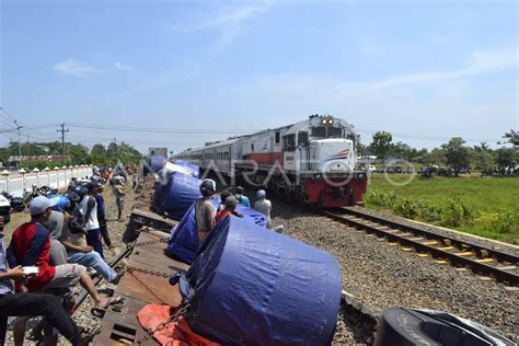 Kereta Api Terguling Antara Foto