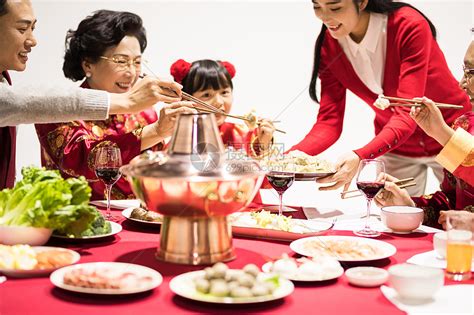 年夜饭团圆饭吃饺子特写高清图片下载 正版图片500771628 摄图网