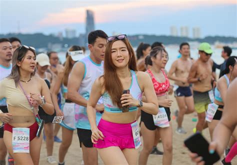 ภาพบรรรยากาศนักวิ่งกว่า 4000 ชีวิตอวดหุ่นสวยวิ่งบิกินีริมชายหาดพัทยา