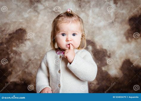 Portrait En Gros Plan De Petite Fille Blonde Mignonne Avec De Grands