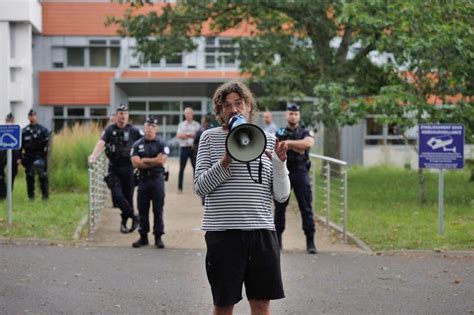 Après avoir occupé lAgence de leau à Orléans le Convoi de l eau a