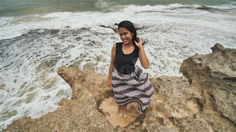 La Ragazza Indonesiana Gode Di Una Vita Distesa A Mani Nude Sulla Costa Rocciosa Dell Isola Di