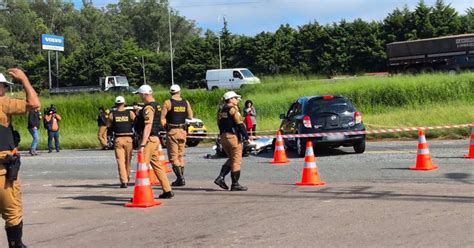 Motociclista tenta ultrapassar caminhão e morre após bater contra carro